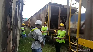 OS OPER&Aacute;RIOS PEGARAM PESADO NA HORA DO ALMO&Ccedil;O FUDERAM O COLEGA PASSIVO E DERAM MUITO LEITE DE SOBREMESA