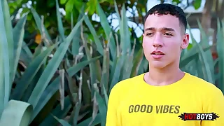 Novinho com bunda gostosa sendo fodido